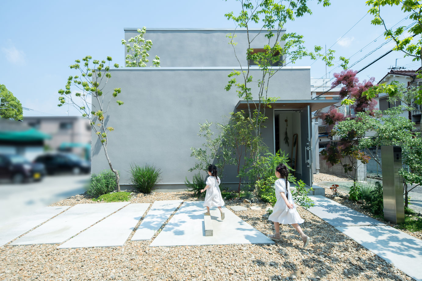 KADeL 【大阪府】「こもれ陽の家」開放的な吹抜けリビングとプライバシーを守りつつBBQもできる中庭のある家の建築実例画像1