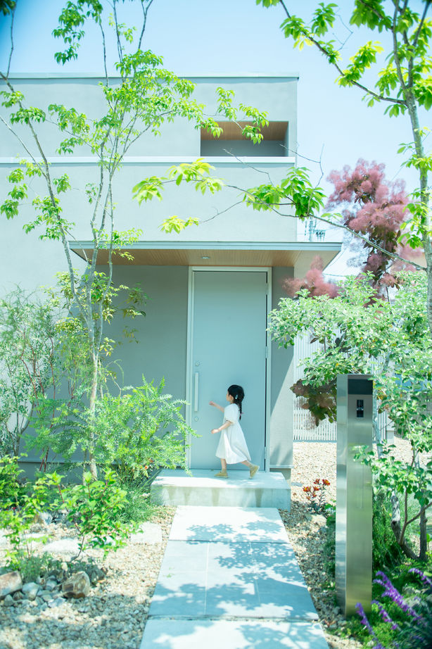 KADeL 【大阪府】「こもれ陽の家」開放的な吹抜けリビングとプライバシーを守りつつBBQもできる中庭のある家の建築実例画像2