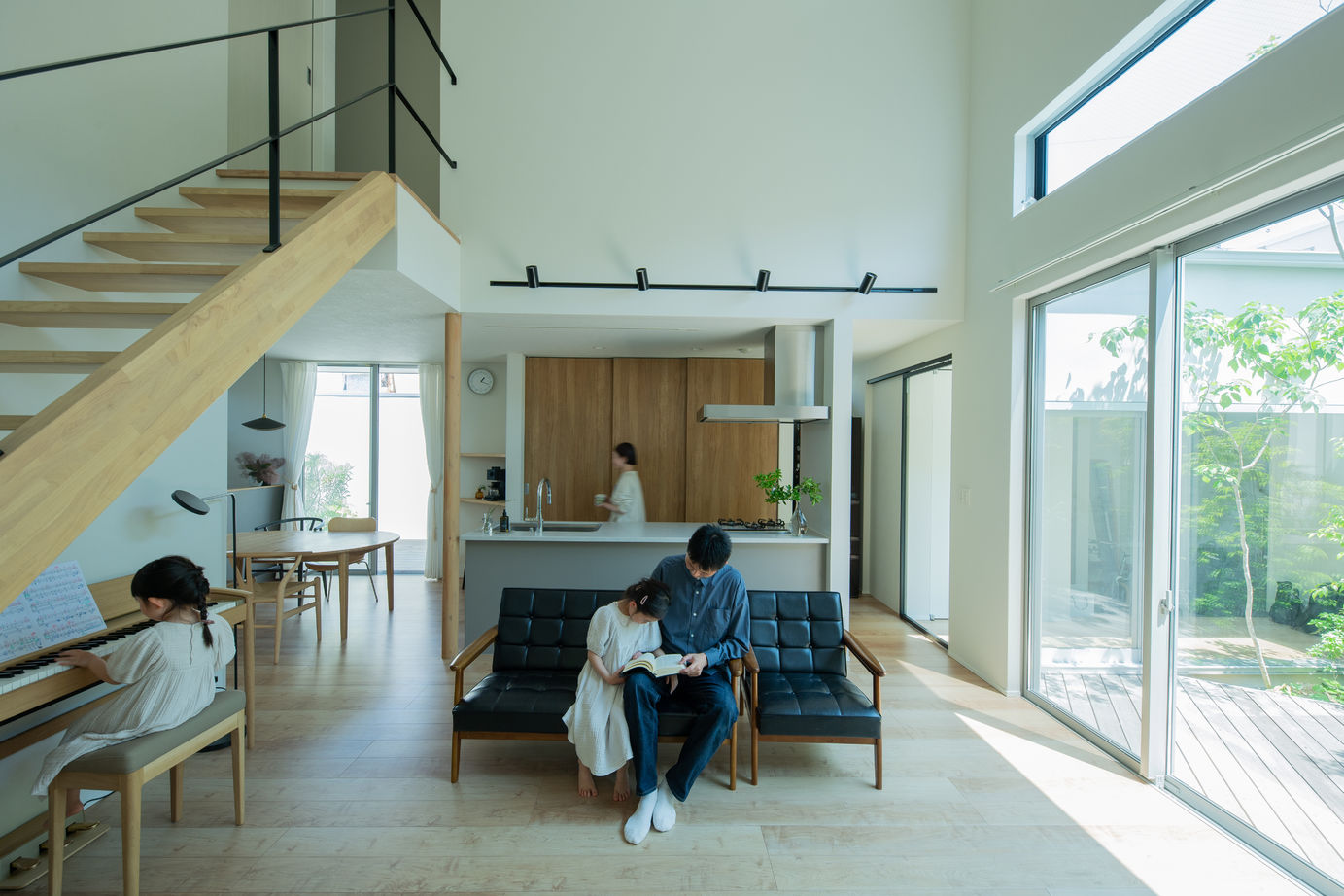 KADeL 【大阪府】「こもれ陽の家」開放的な吹抜けリビングとプライバシーを守りつつBBQもできる中庭のある家の建築実例画像3
