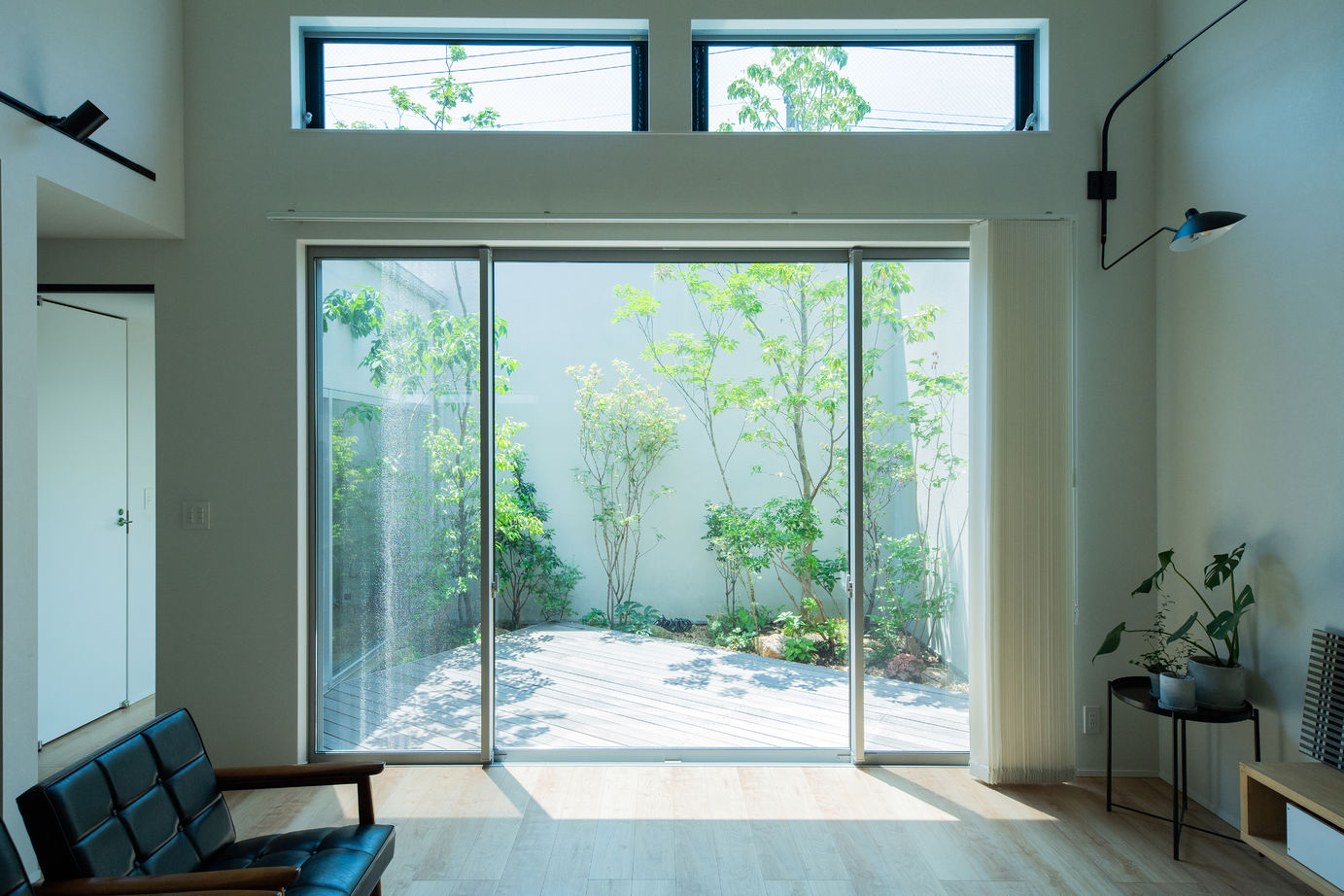 KADeL 【大阪府】「こもれ陽の家」開放的な吹抜けリビングとプライバシーを守りつつBBQもできる中庭のある家の建築実例画像4