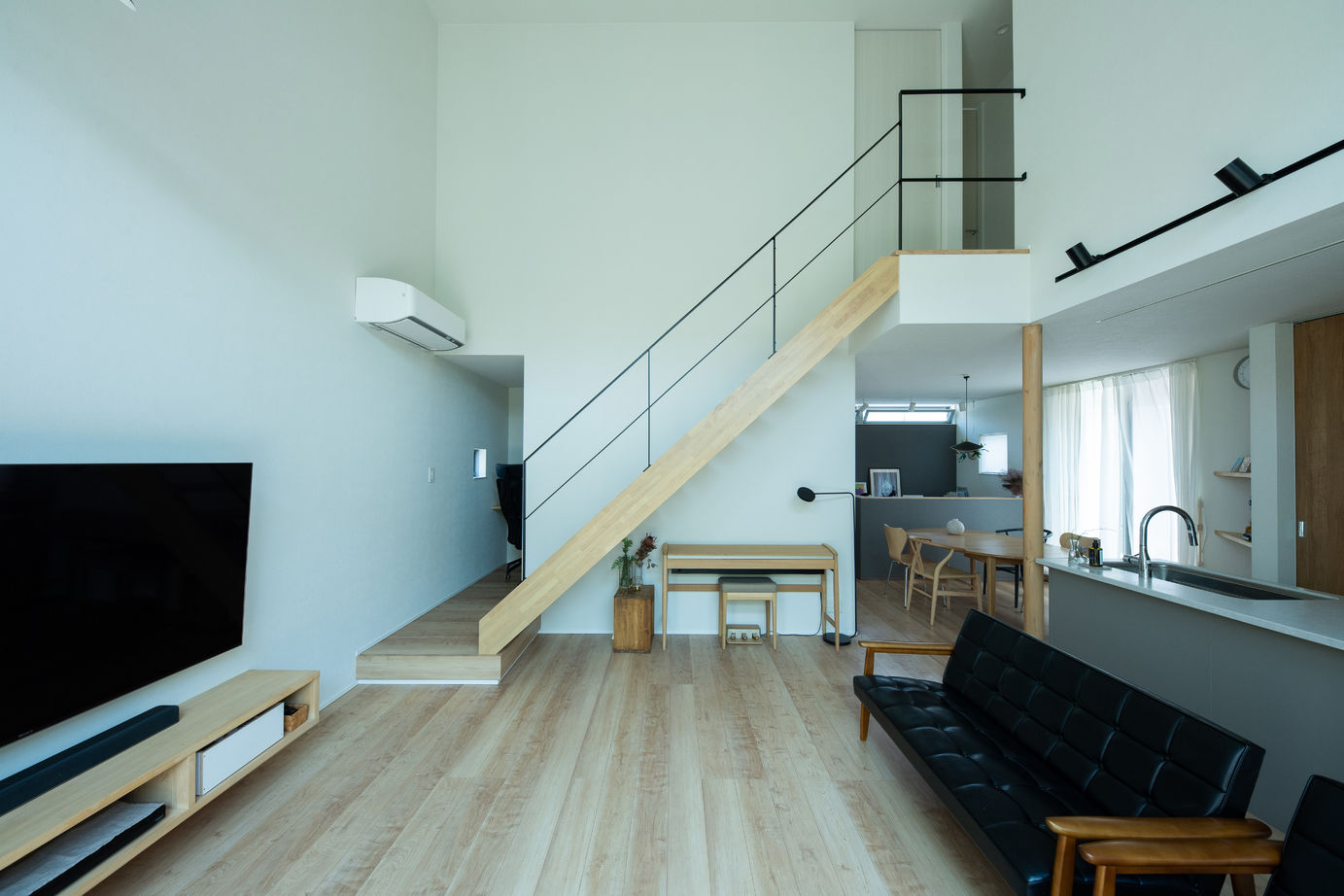 KADeL 【大阪府】「こもれ陽の家」開放的な吹抜けリビングとプライバシーを守りつつBBQもできる中庭のある家の建築実例画像5