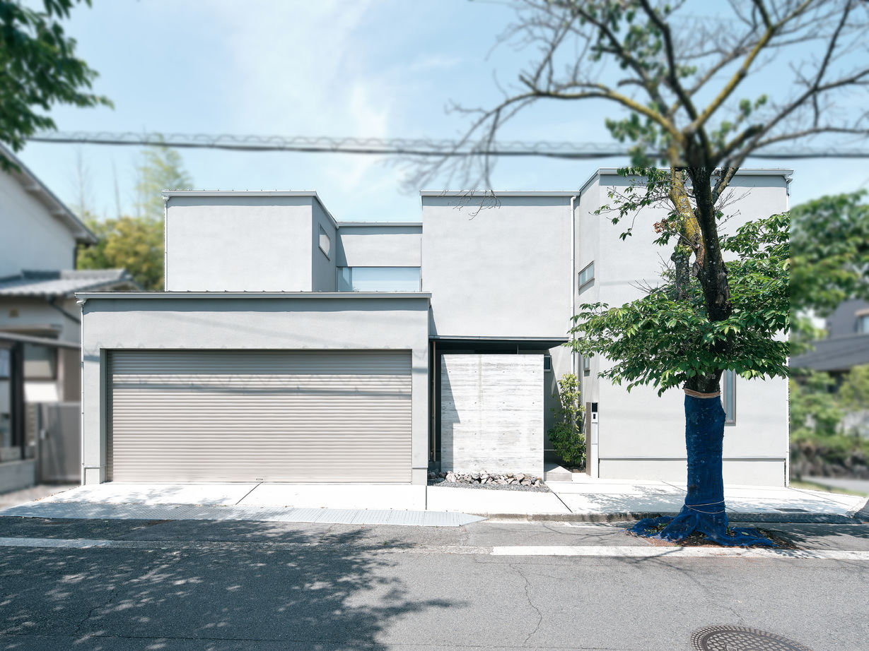 KADeL 「大阪のガレージハウス」中庭や2台駐車のできる大開口のビルトインガレージのあるモダンな住まいの建築実例画像1