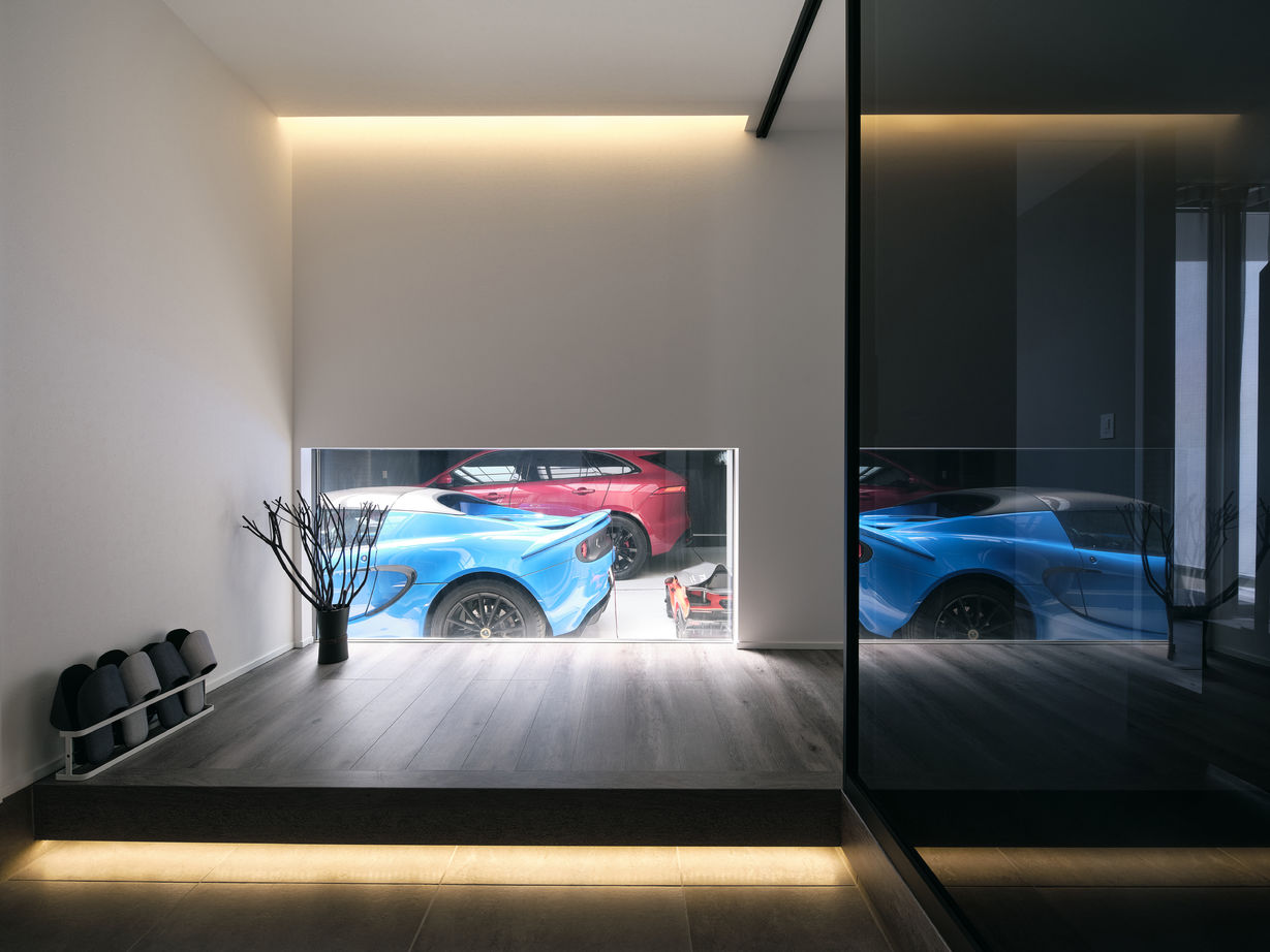 KADeL 「大阪のガレージハウス」中庭や2台駐車のできる大開口のビルトインガレージのあるモダンな住まいの建築実例画像2