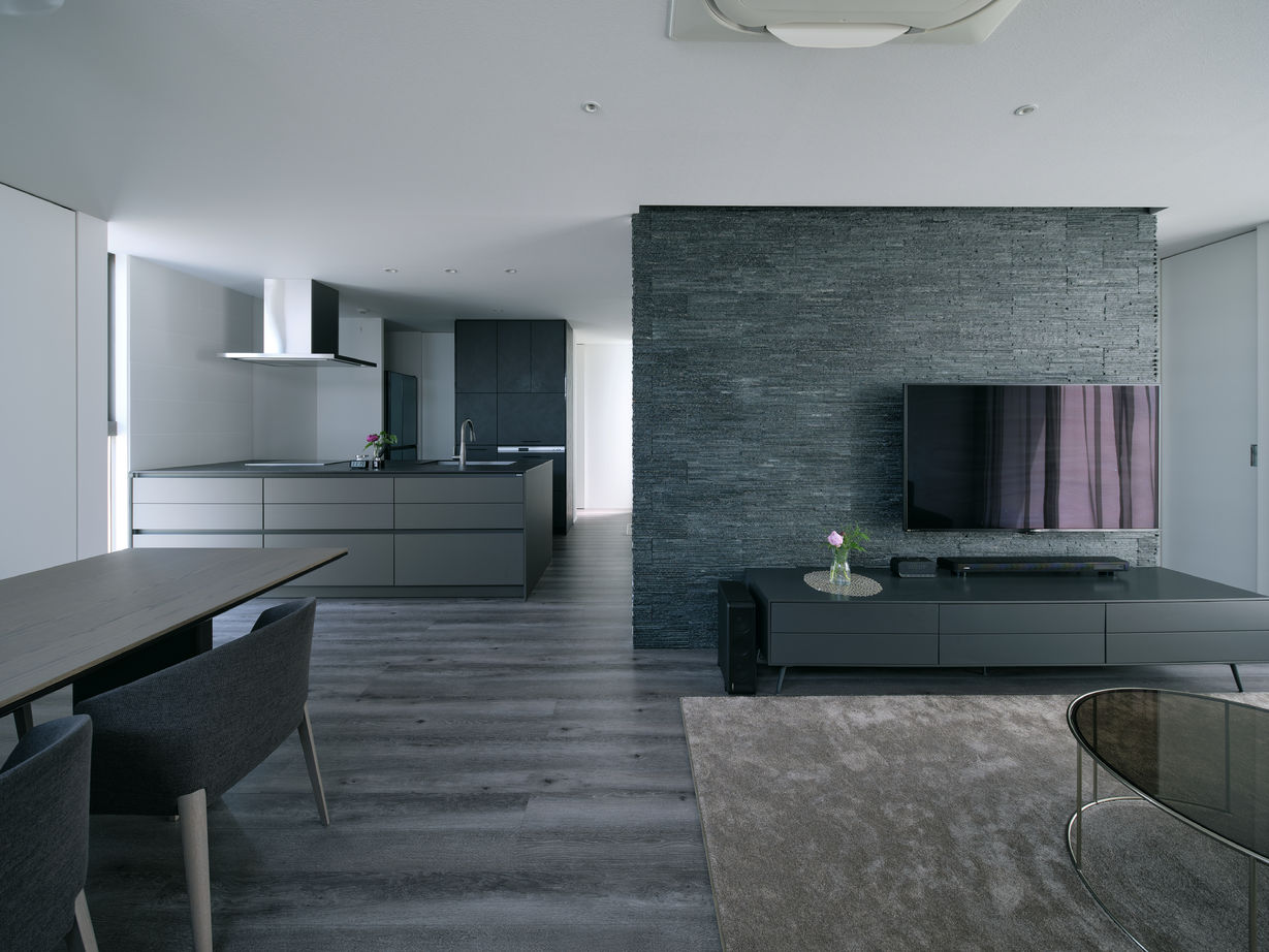 KADeL 「大阪のガレージハウス」中庭や2台駐車のできる大開口のビルトインガレージのあるモダンな住まいの建築実例画像3