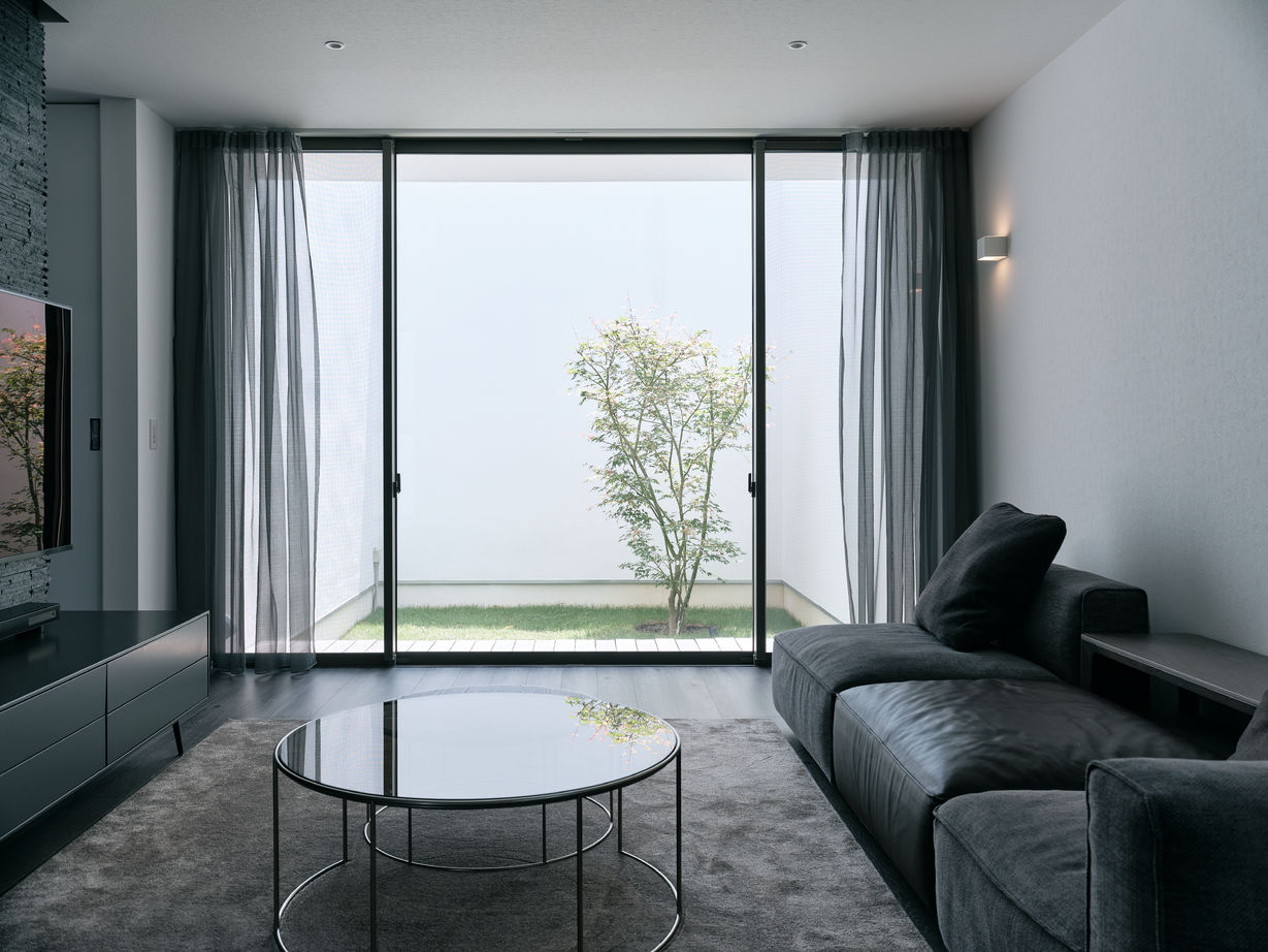 KADeL 「大阪のガレージハウス」中庭や2台駐車のできる大開口のビルトインガレージのあるモダンな住まいの建築実例画像4