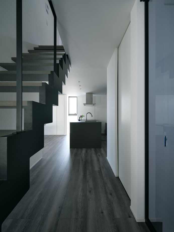 KADeL 「大阪のガレージハウス」中庭や2台駐車のできる大開口のビルトインガレージのあるモダンな住まいの建築実例画像5