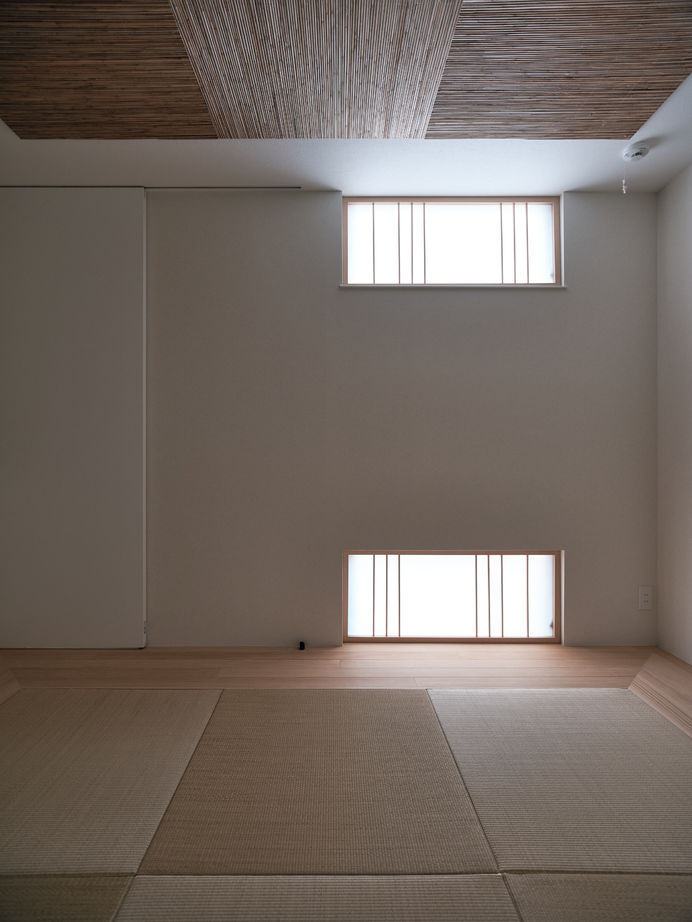 KADeL 「大阪のガレージハウス」中庭や2台駐車のできる大開口のビルトインガレージのあるモダンな住まいの建築実例画像6