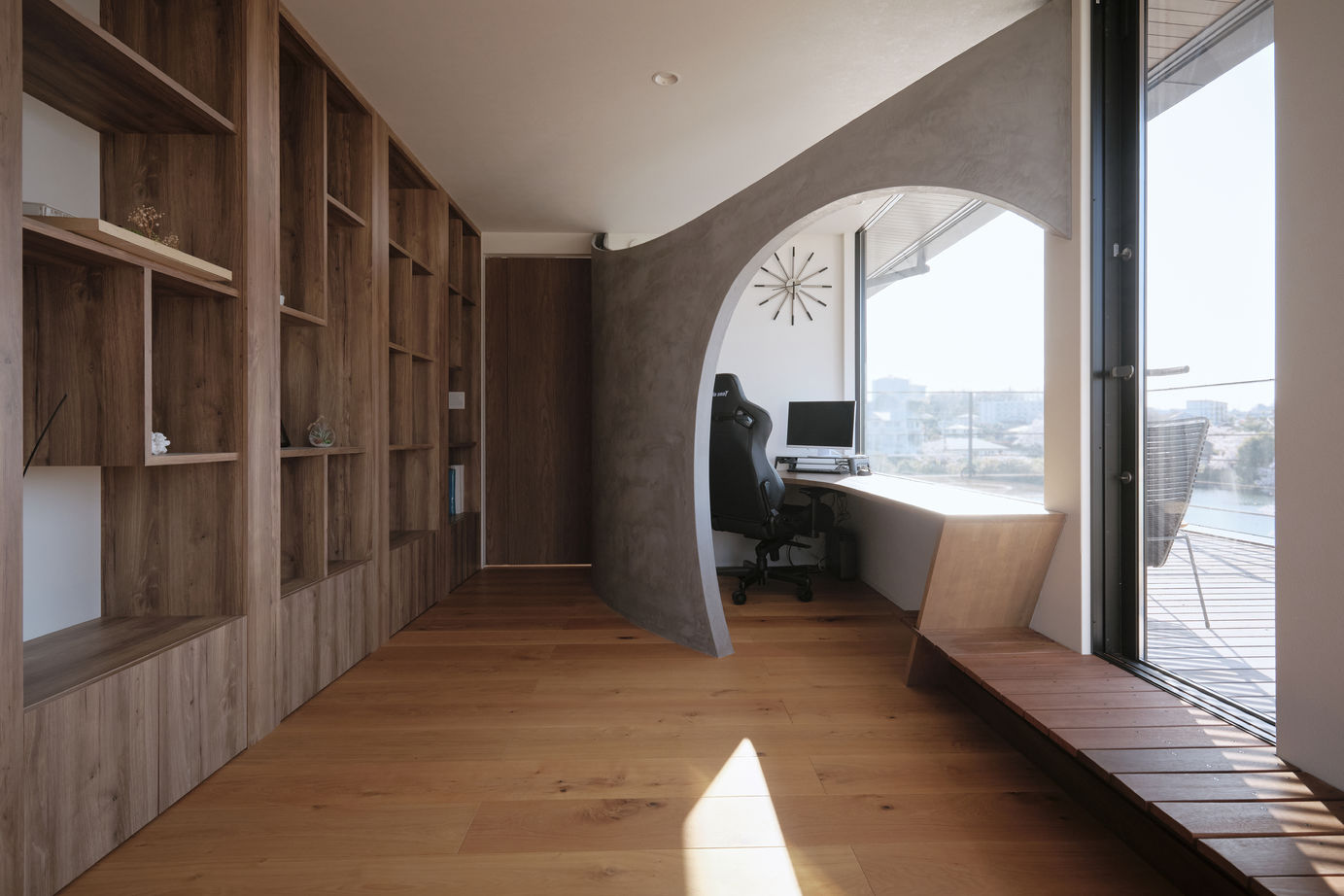 KADeL 【3階建て】「湖畔の家」四季折々の眺望と傾斜地の個性を活かすパッシブデザイン住宅｜土地300坪｜高級住宅の建築実例画像3