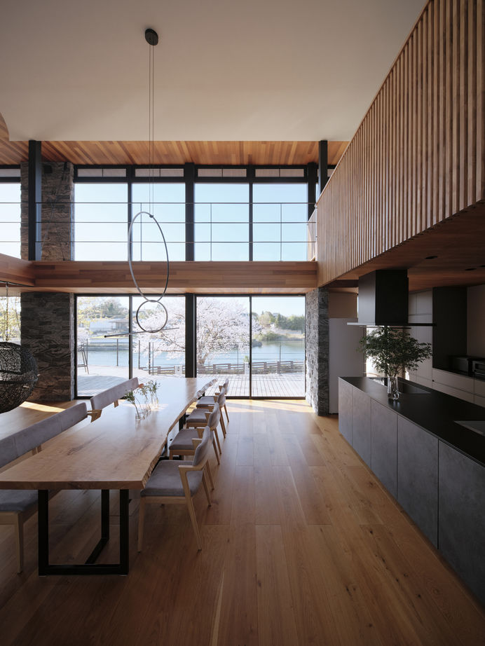 KADeL 【3階建て】「湖畔の家」四季折々の眺望と傾斜地の個性を活かすパッシブデザイン住宅｜土地300坪｜高級住宅の建築実例画像4