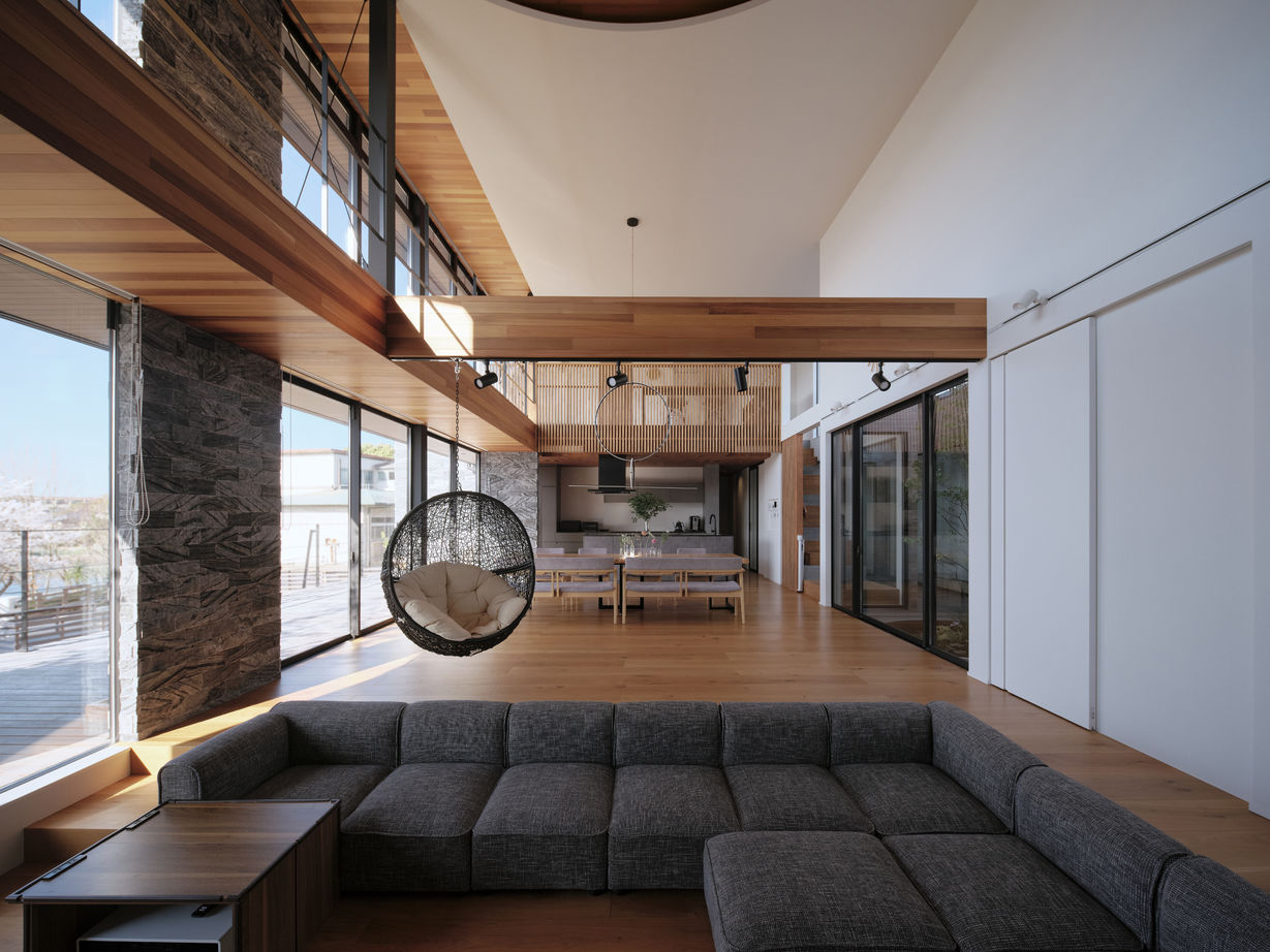 KADeL 【3階建て】「湖畔の家」四季折々の眺望と傾斜地の個性を活かすパッシブデザイン住宅｜土地300坪｜高級住宅の建築実例画像5