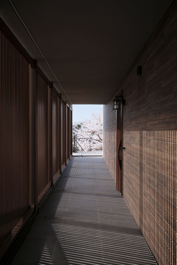 KADeL 【3階建て】「湖畔の家」四季折々の眺望と傾斜地の個性を活かすパッシブデザイン住宅｜土地300坪｜高級住宅の建築実例画像6