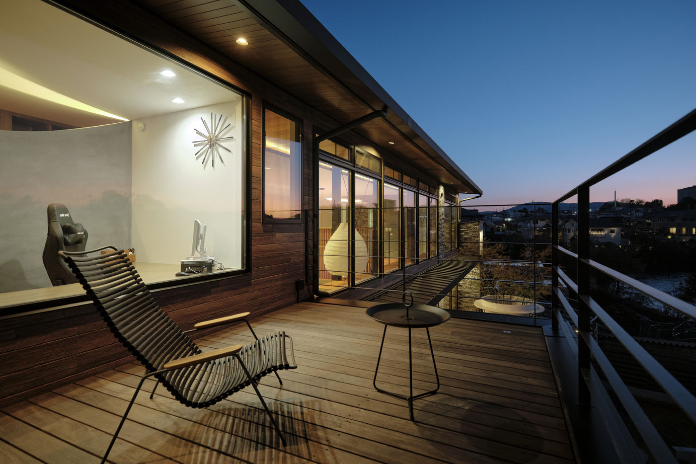 KADeL 【3階建て】「湖畔の家」四季折々の眺望と傾斜地の個性を活かすパッシブデザイン住宅｜土地300坪｜高級住宅の建築実例画像7