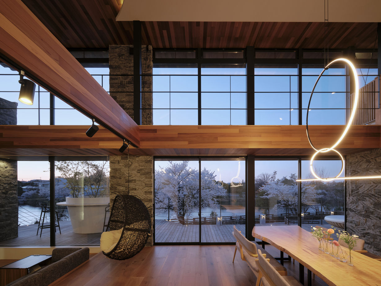 KADeL 【3階建て】「湖畔の家」四季折々の眺望と傾斜地の個性を活かすパッシブデザイン住宅｜土地300坪｜高級住宅の建築実例画像8