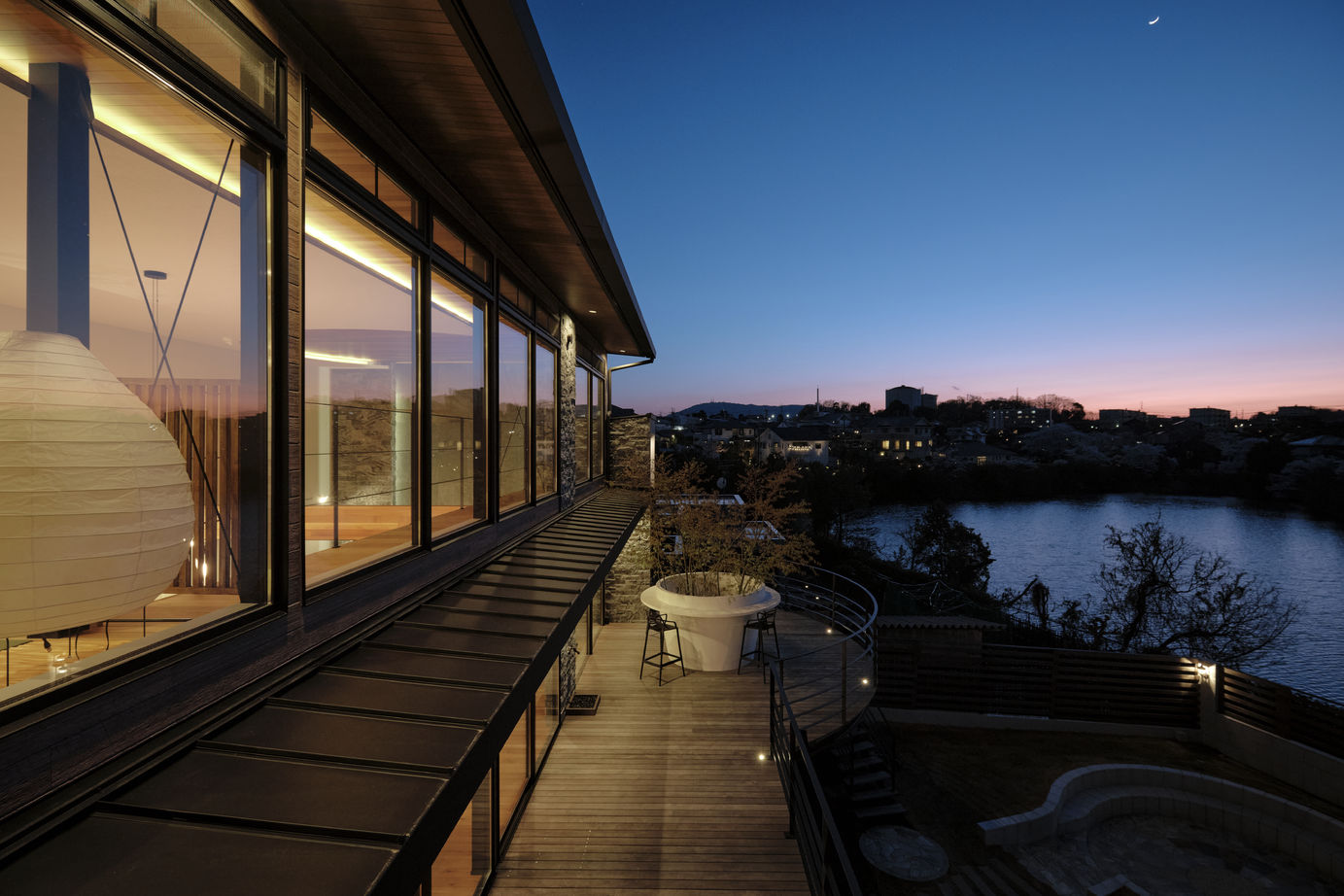 KADeL 【3階建て】「湖畔の家」四季折々の眺望と傾斜地の個性を活かすパッシブデザイン住宅｜土地300坪｜高級住宅の建築実例画像9