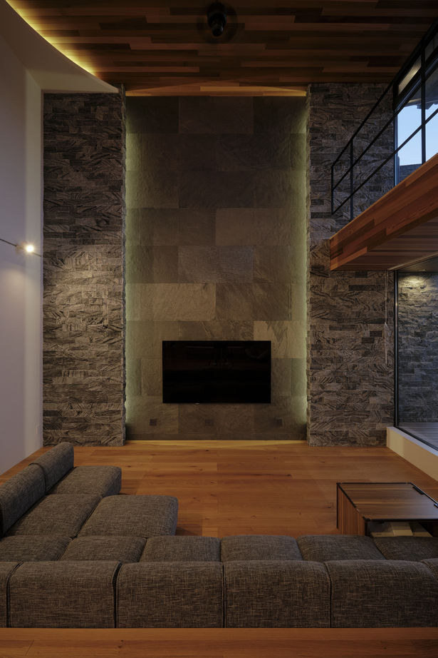 KADeL 【3階建て】「湖畔の家」四季折々の眺望と傾斜地の個性を活かすパッシブデザイン住宅｜土地300坪｜高級住宅の建築実例画像10