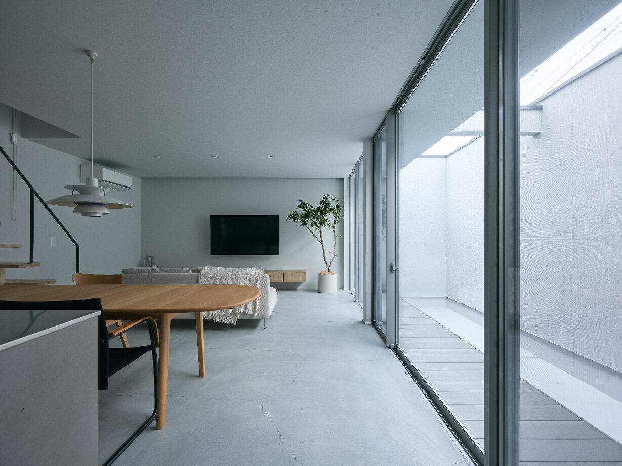 KADeL 【大阪府/間取り有】ミニマルを追求した非日常空間。室内と庭が緩やかに繋がる「猫と暮らす家」の建築実例画像3