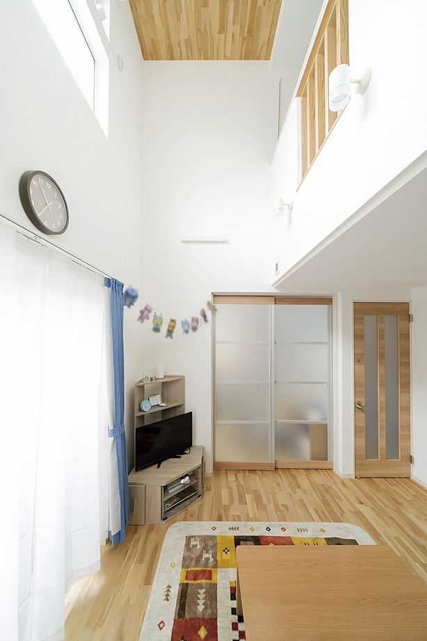 山田建築店 無垢の木をふんだんに使用した吹き抜けのLDKが美しい木の家の建築実例画像2