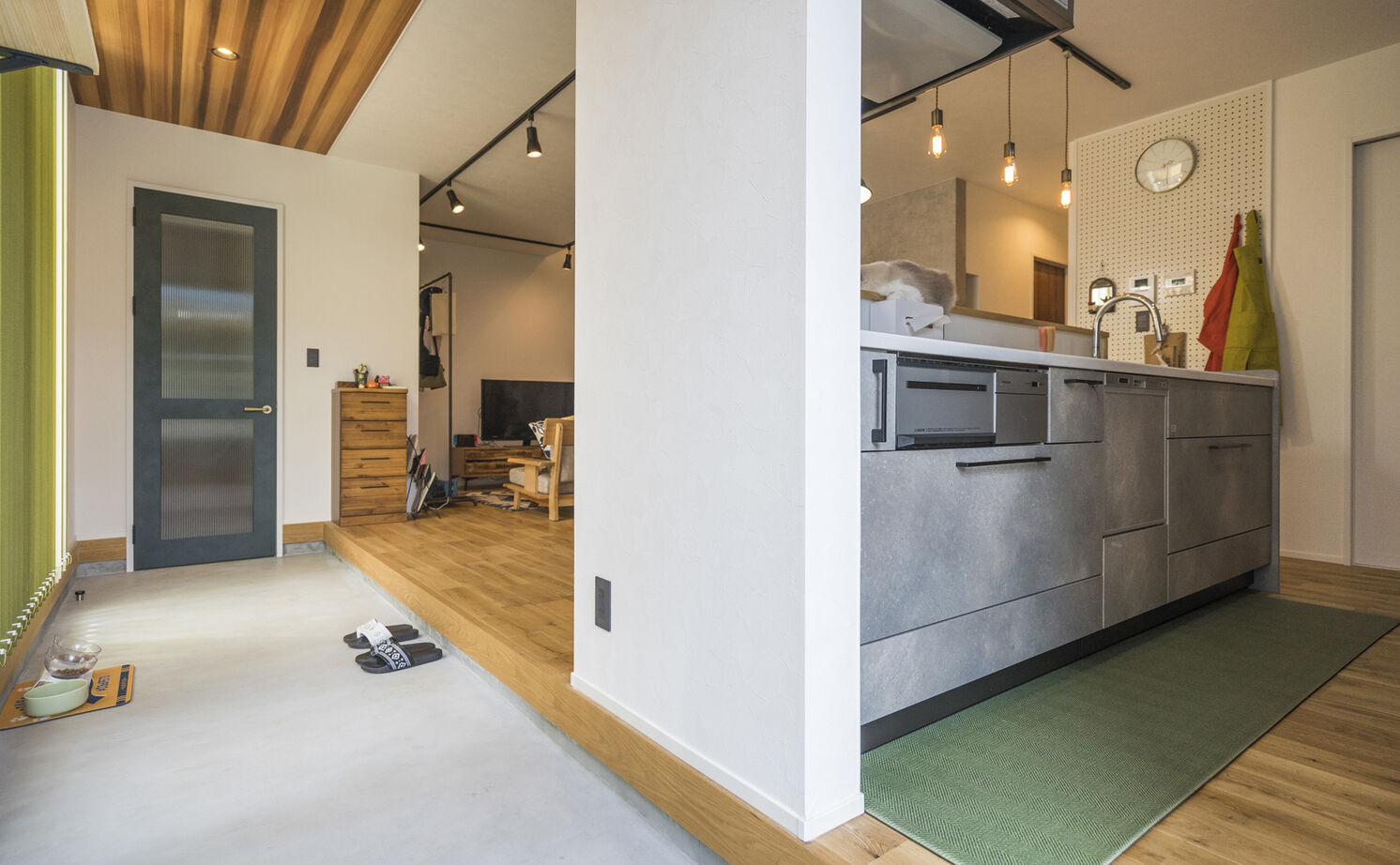 ink collaborate with niko and ...  【2000万円台前半／カフェ風／土間】開放的なLDK、中2階、小屋裏スペース…。理想を叶えるアイデア満載の家の建築実例画像2