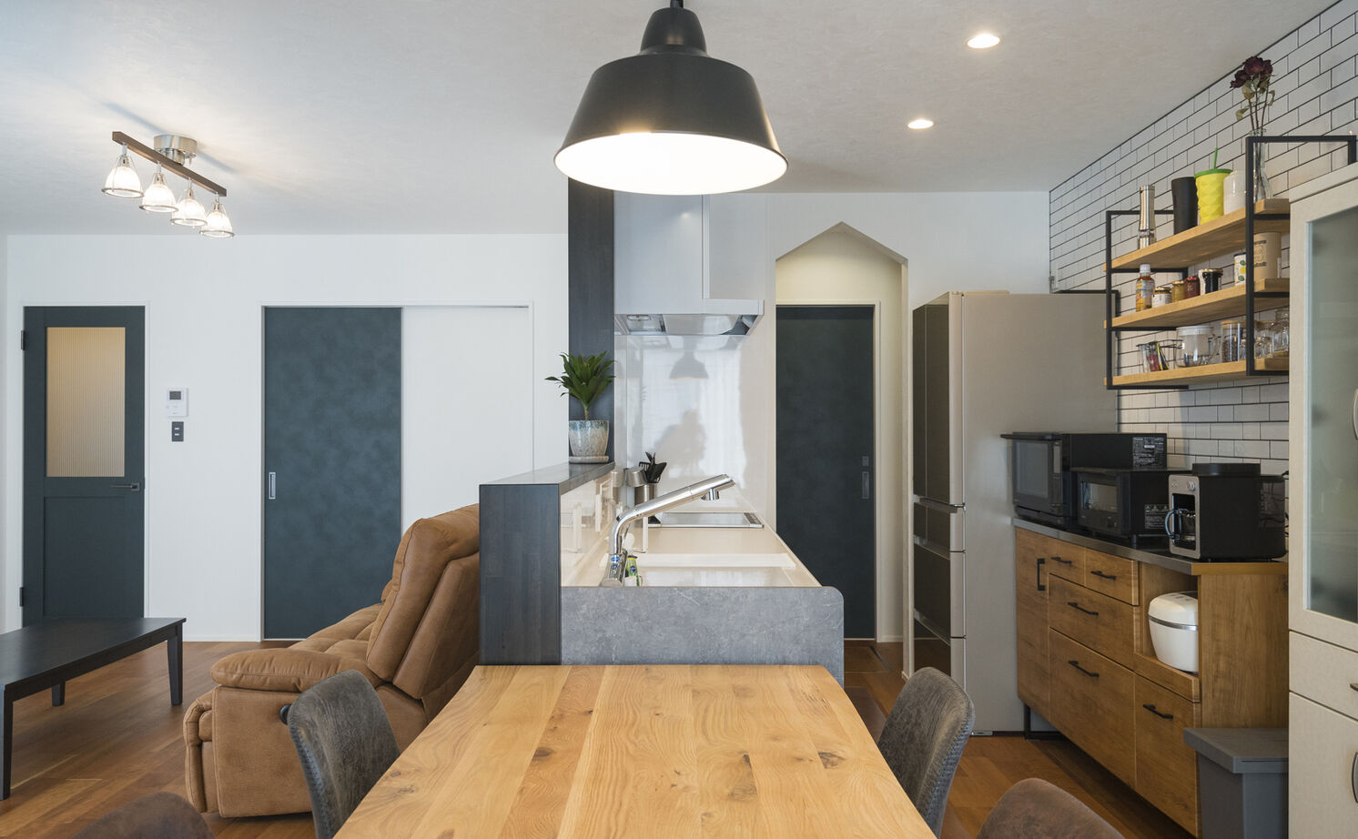 ink collaborate with niko and ...  【1000万円台後半／平屋／回遊動線】ヤシの木やサボテンがのびのび育つ。ドライガーデンを望む心地良い平屋の建築実例画像2