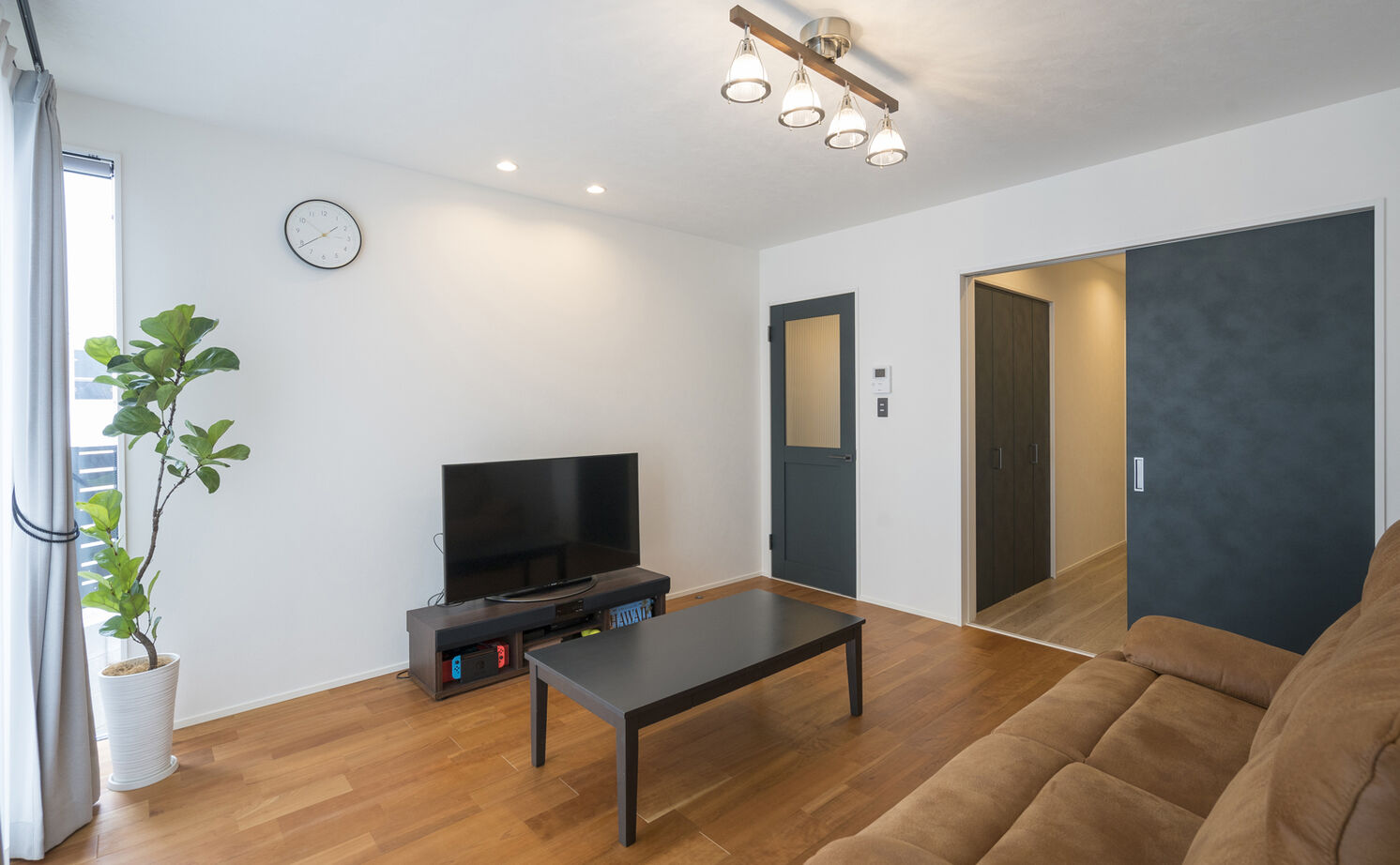 ink collaborate with niko and ...  【1000万円台後半／平屋／回遊動線】ヤシの木やサボテンがのびのび育つ。ドライガーデンを望む心地良い平屋の建築実例画像3