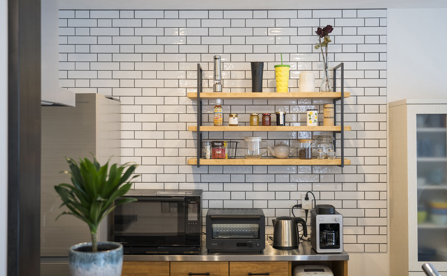 ink collaborate with niko and ...  【1000万円台後半／平屋／回遊動線】ヤシの木やサボテンがのびのび育つ。ドライガーデンを望む心地良い平屋の建築実例画像4