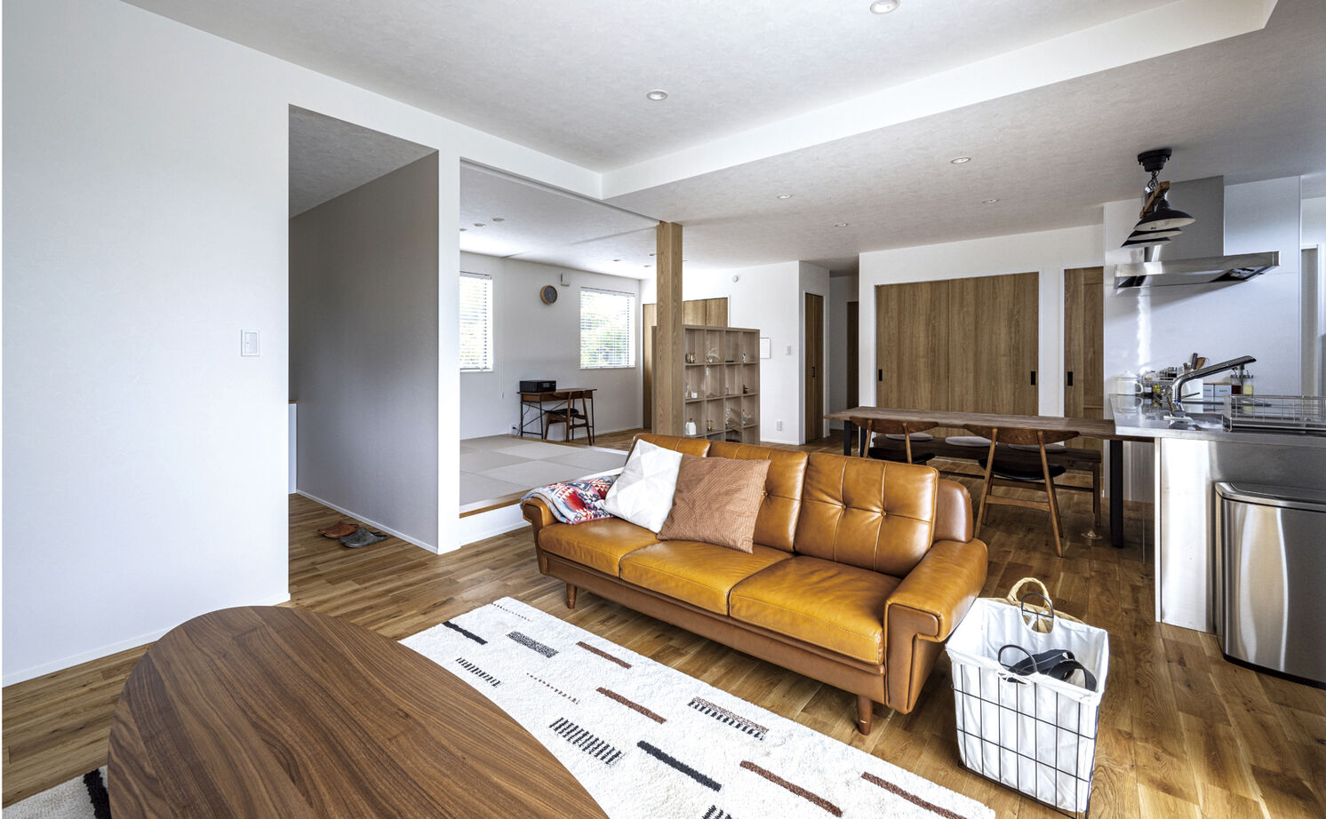 ink collaborate with niko and ...  【1000万円台後半／平屋／小上がり和室】暮らしやすさを追求した間取り。光がたくさん入る平屋の家の建築実例画像