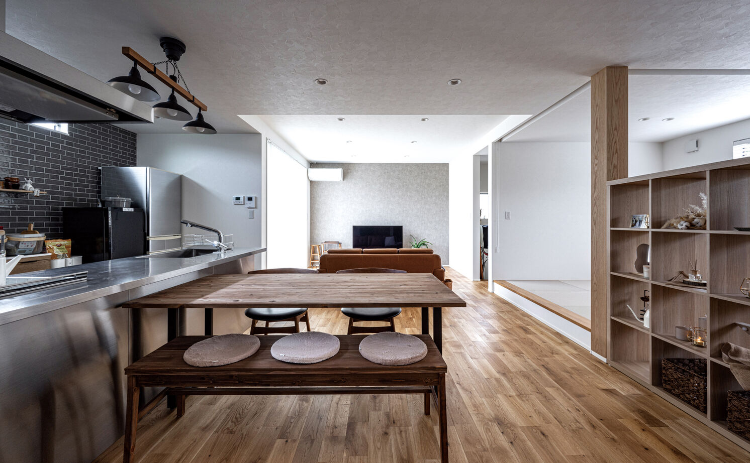 ink collaborate with niko and ...  【1000万円台後半／平屋／小上がり和室】暮らしやすさを追求した間取り。光がたくさん入る平屋の家の建築実例画像3