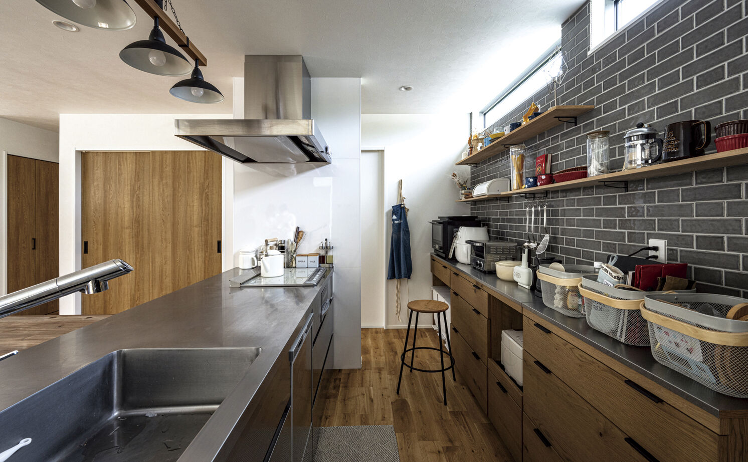 ink collaborate with niko and ...  【1000万円台後半／平屋／小上がり和室】暮らしやすさを追求した間取り。光がたくさん入る平屋の家の建築実例画像9