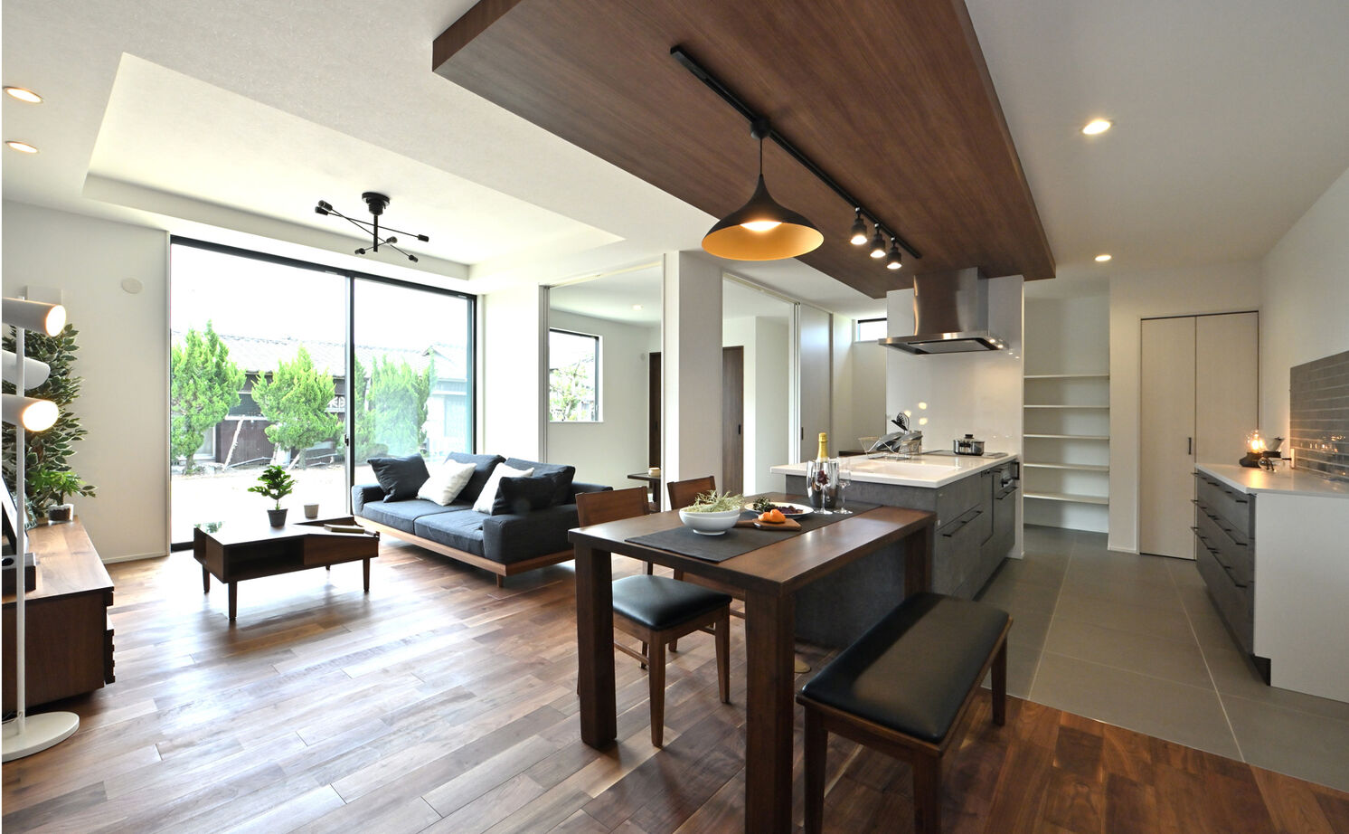 ink collaborate with niko and ...  【平屋・間取り図あり】ブラックウォールナットの色と質感がお気に入り。キッチンを中心にした快適な平屋の建築実例画像