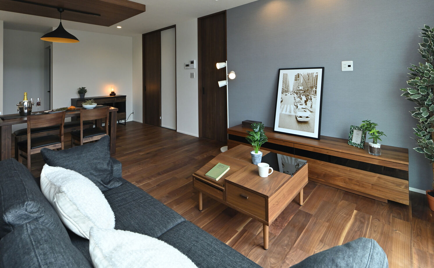 ink collaborate with niko and ...  【平屋・間取り図あり】ブラックウォールナットの色と質感がお気に入り。キッチンを中心にした快適な平屋の建築実例画像2