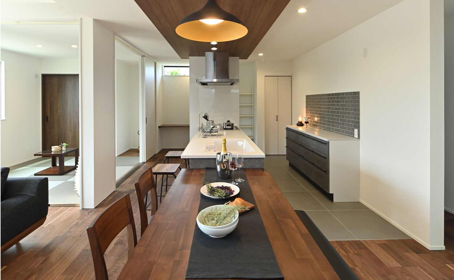 ink collaborate with niko and ...  【平屋・間取り図あり】ブラックウォールナットの色と質感がお気に入り。キッチンを中心にした快適な平屋の建築実例画像3