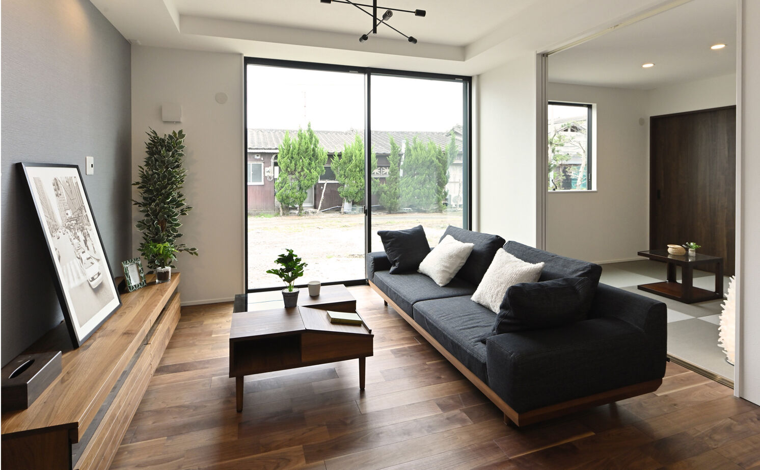 ink collaborate with niko and ...  【平屋・間取り図あり】ブラックウォールナットの色と質感がお気に入り。キッチンを中心にした快適な平屋の建築実例画像4