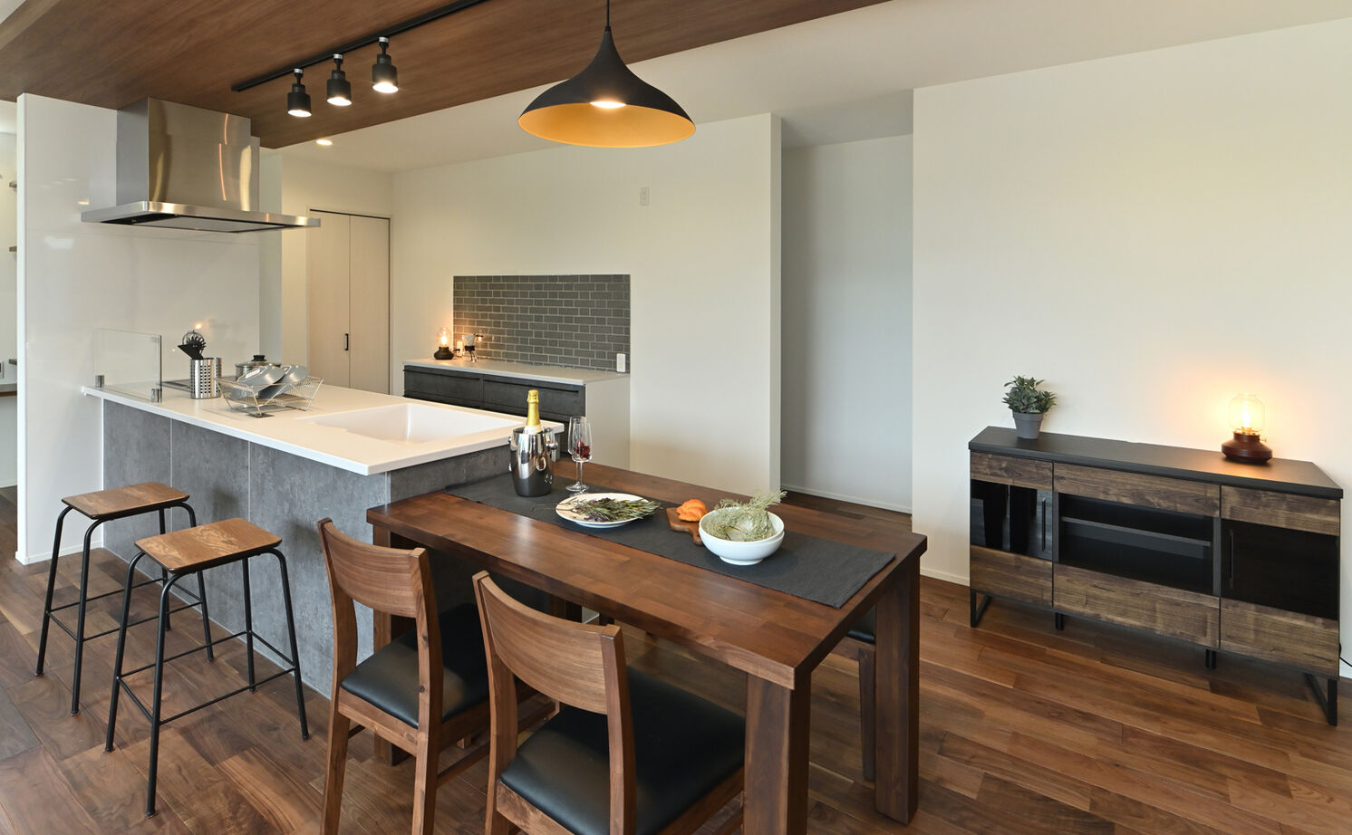 ink collaborate with niko and ...  【平屋・間取り図あり】ブラックウォールナットの色と質感がお気に入り。キッチンを中心にした快適な平屋の建築実例画像5