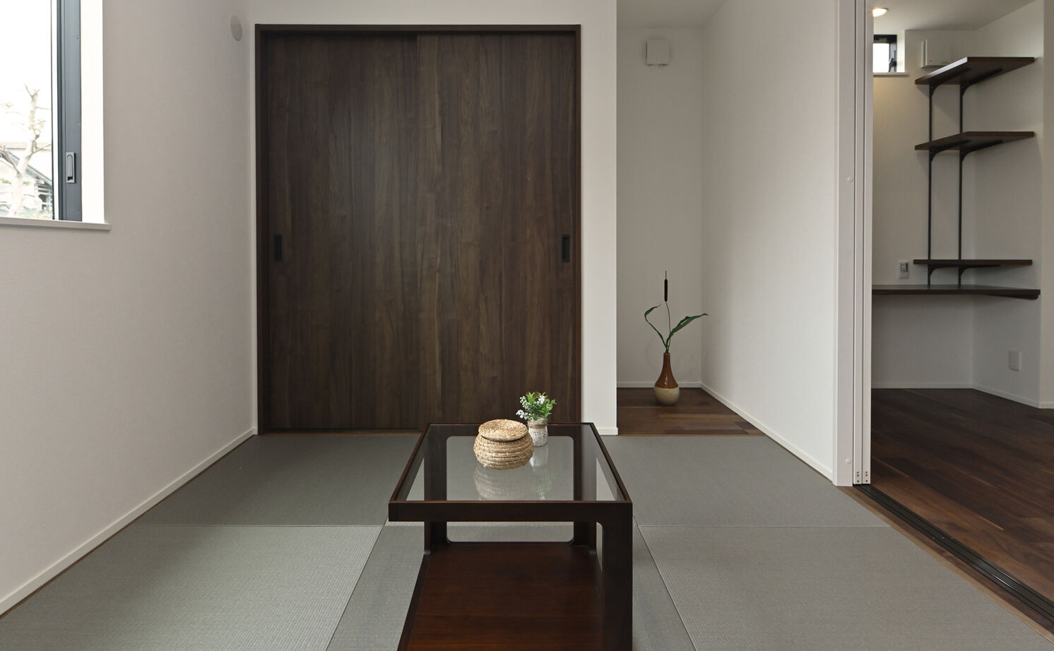 ink collaborate with niko and ...  【平屋・間取り図あり】ブラックウォールナットの色と質感がお気に入り。キッチンを中心にした快適な平屋の建築実例画像6