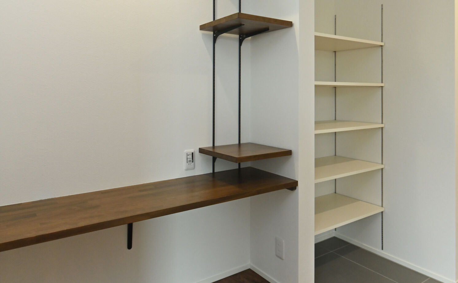 ink collaborate with niko and ...  【平屋・間取り図あり】ブラックウォールナットの色と質感がお気に入り。キッチンを中心にした快適な平屋の建築実例画像7