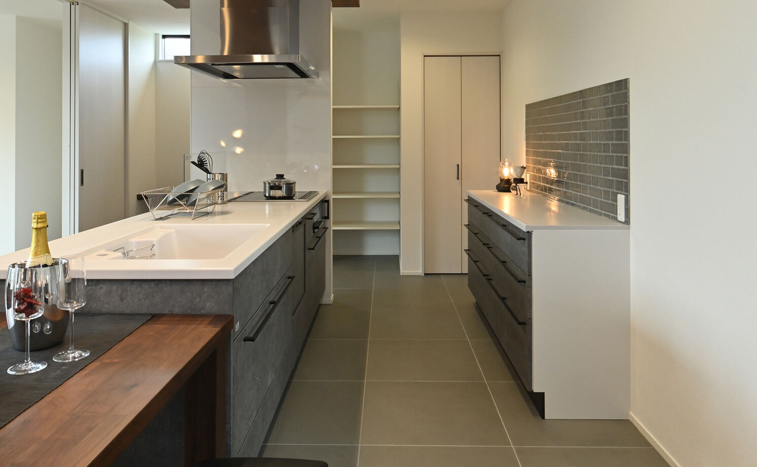 ink collaborate with niko and ...  【平屋・間取り図あり】ブラックウォールナットの色と質感がお気に入り。キッチンを中心にした快適な平屋の建築実例画像8