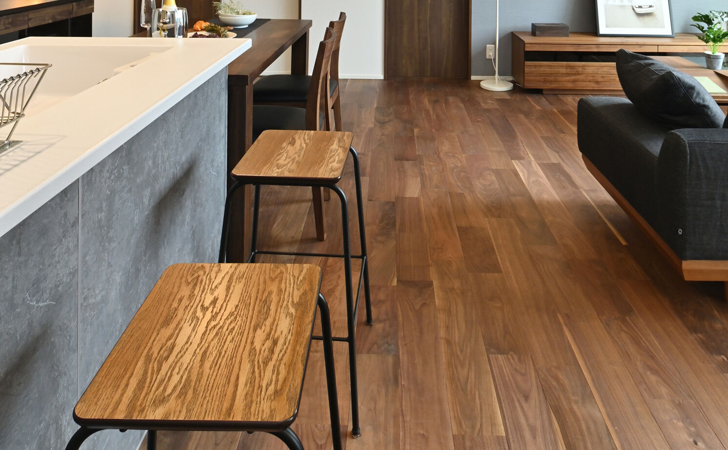 ink collaborate with niko and ...  【平屋・間取り図あり】ブラックウォールナットの色と質感がお気に入り。キッチンを中心にした快適な平屋の建築実例画像9