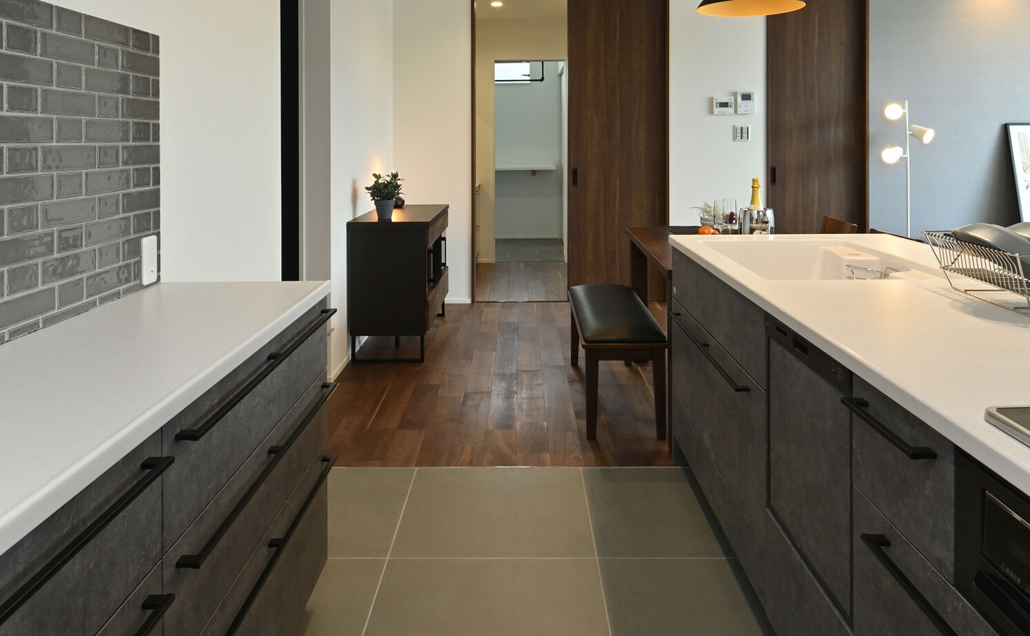 ink collaborate with niko and ...  【平屋・間取り図あり】ブラックウォールナットの色と質感がお気に入り。キッチンを中心にした快適な平屋の建築実例画像10