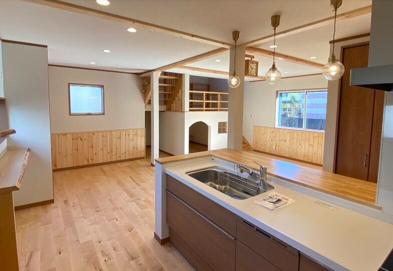 友和ホーム 【2000万円台/珪藻土/無垢材/自然素材】天井に梁を出し、腰壁、階段に踊り場を設置、秘密の小部屋のある家の建築実例画像2