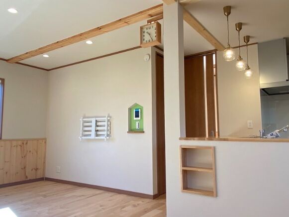 友和ホーム 【2000万円台/珪藻土/無垢材/自然素材】天井に梁を出し、腰壁、階段に踊り場を設置、秘密の小部屋のある家の建築実例画像4