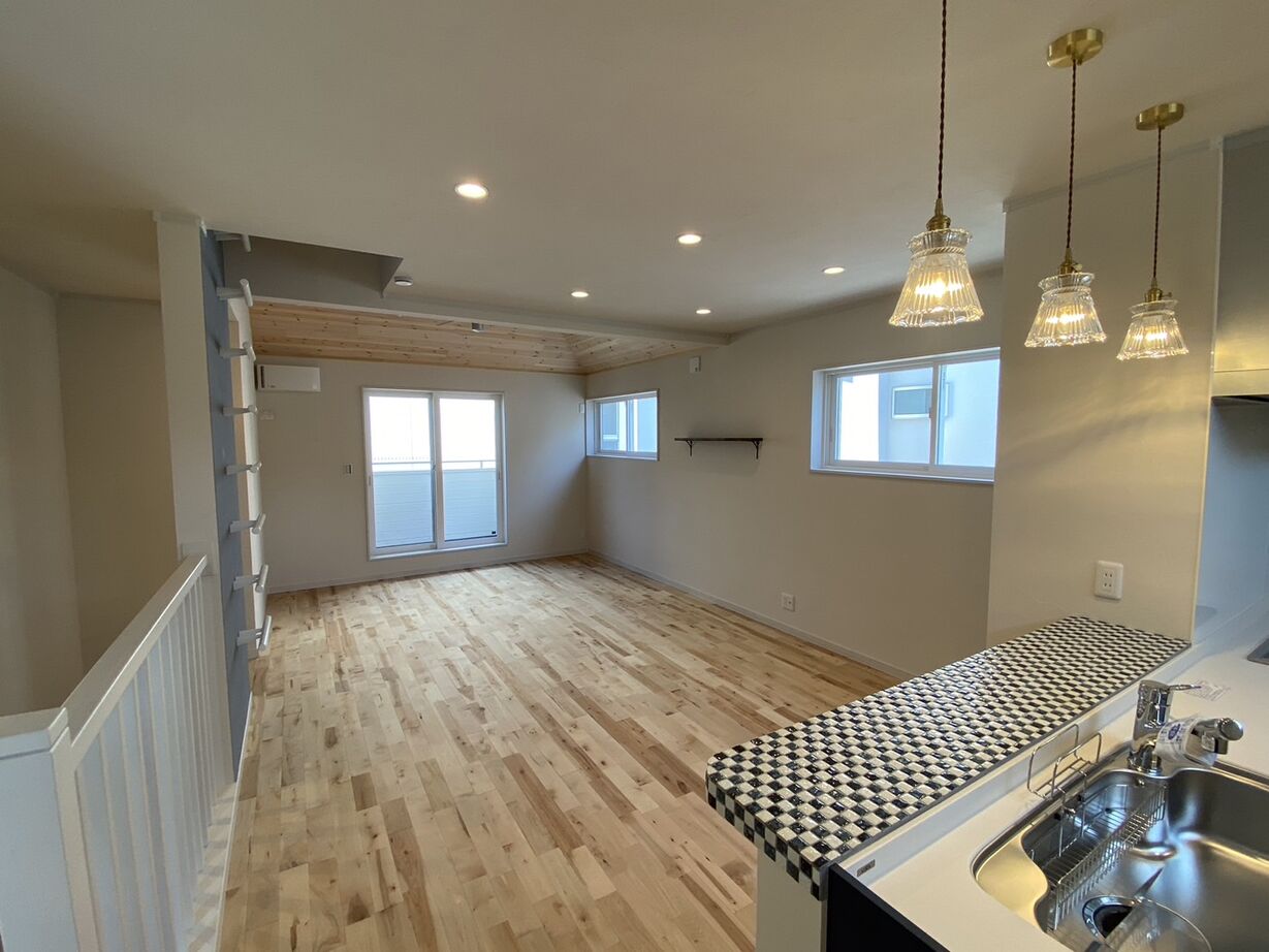 友和ホーム 【2000万円台/町田市】シックなブルーとアンティーク調のガラス照明が素敵な自然素材の家の建築実例画像2