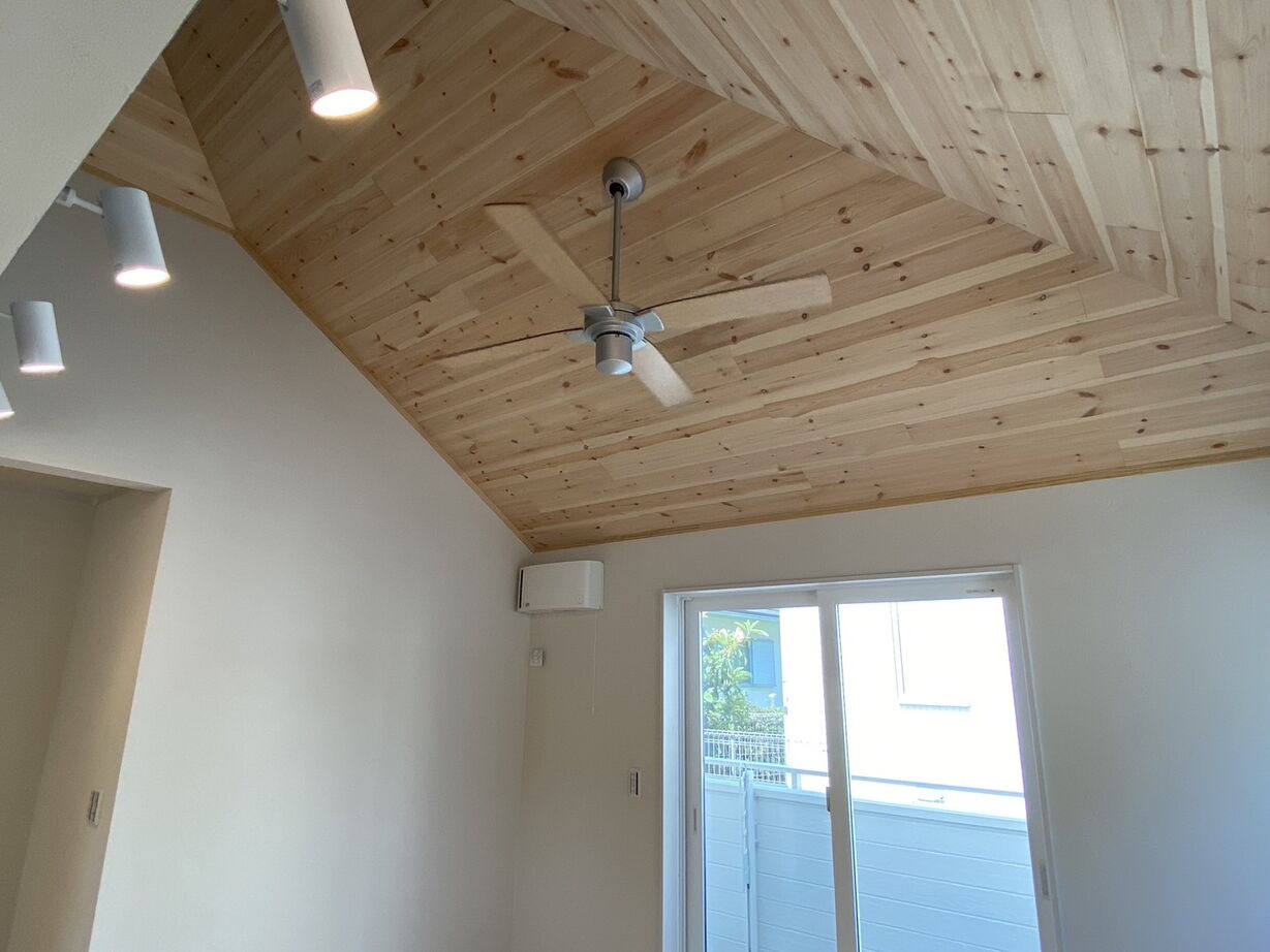 友和ホーム 【2000万円台/町田市】シックなブルーとアンティーク調のガラス照明が素敵な自然素材の家の建築実例画像3