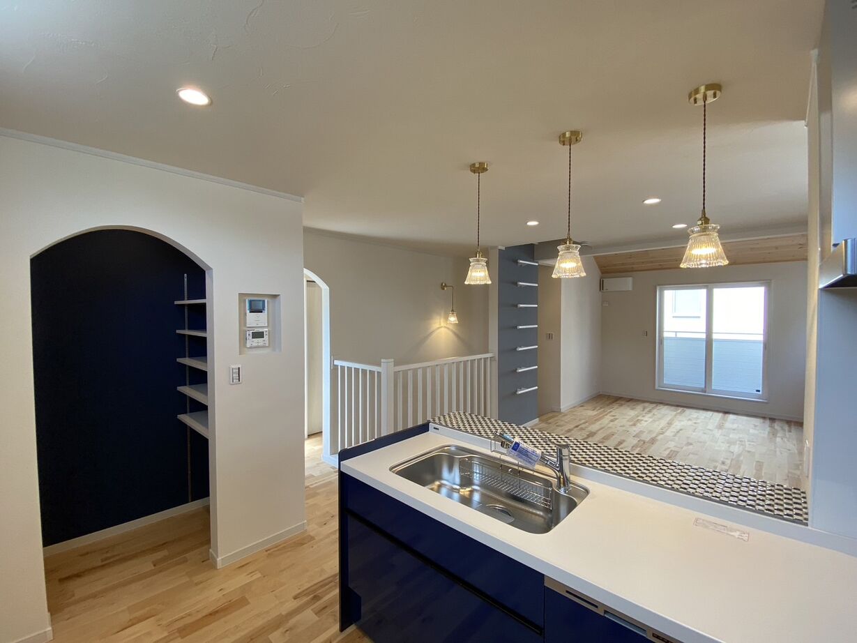 友和ホーム 【2000万円台/町田市】シックなブルーとアンティーク調のガラス照明が素敵な自然素材の家の建築実例画像4