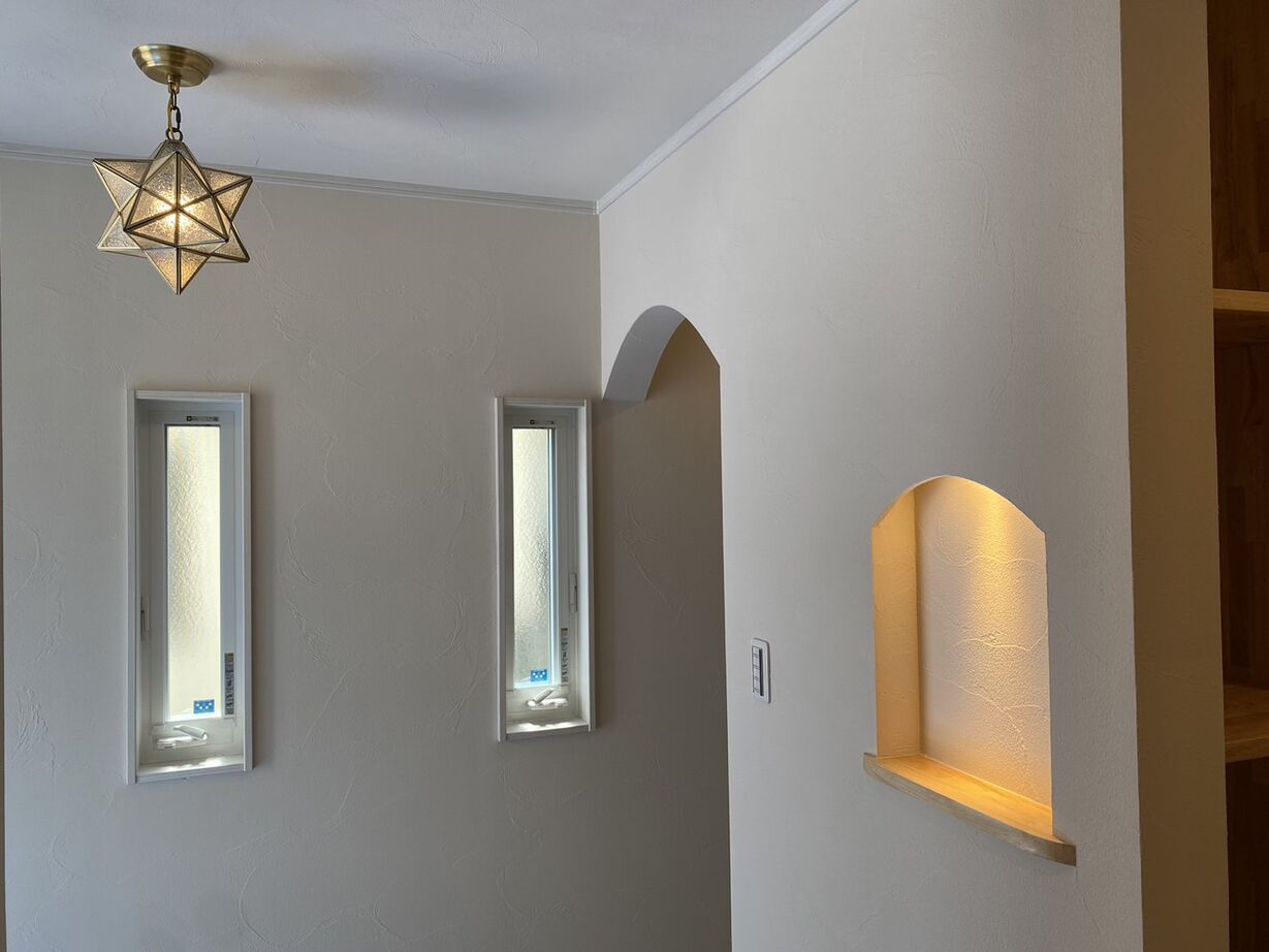 友和ホーム 【2000万円台/町田市】シックなブルーとアンティーク調のガラス照明が素敵な自然素材の家の建築実例画像6