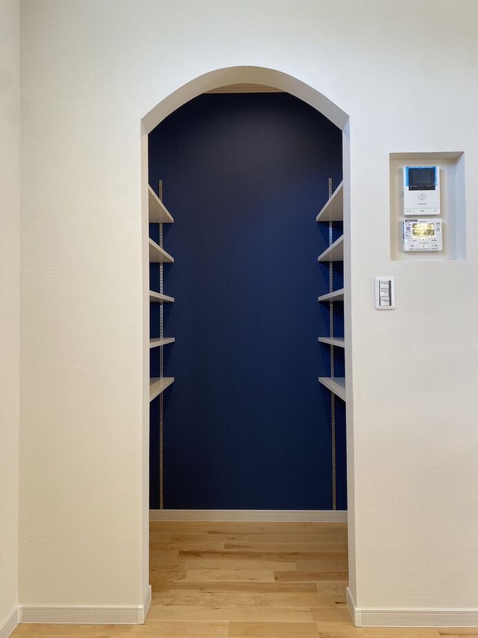 友和ホーム 【2000万円台/町田市】シックなブルーとアンティーク調のガラス照明が素敵な自然素材の家の建築実例画像7