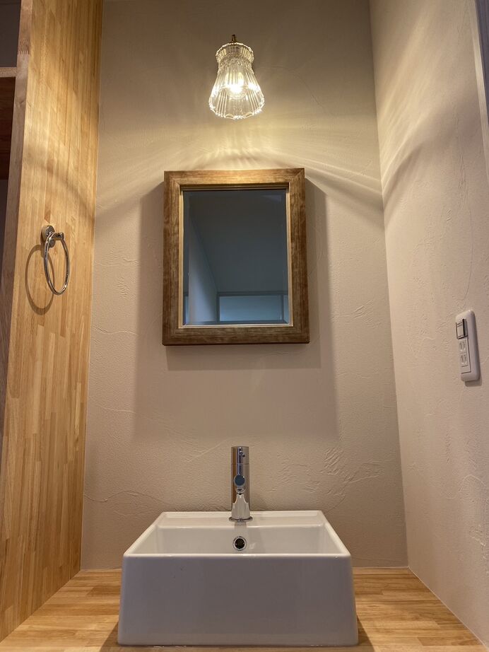 友和ホーム 【2000万円台/町田市】シックなブルーとアンティーク調のガラス照明が素敵な自然素材の家の建築実例画像9