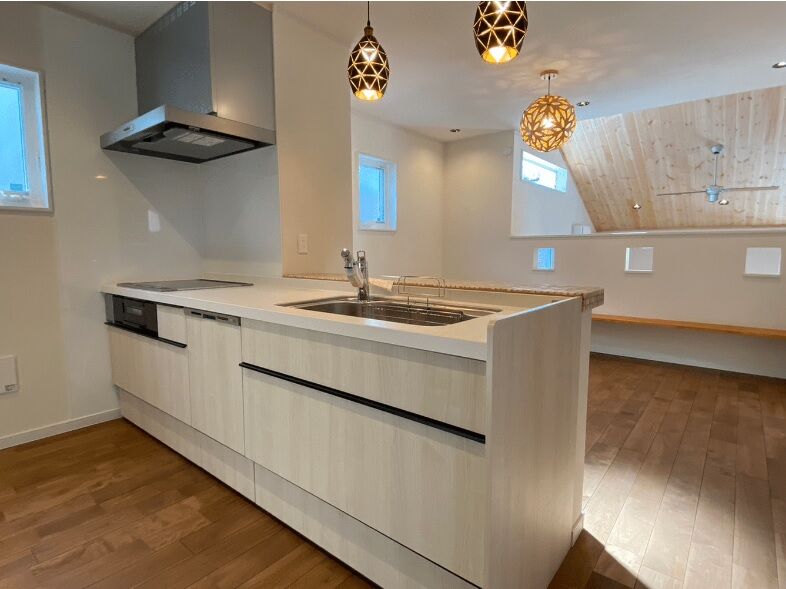 友和ホーム 【2000万円台/町田市】スキップフロアにキッチンを配した、遊び心ある自然素材の家の建築実例画像4