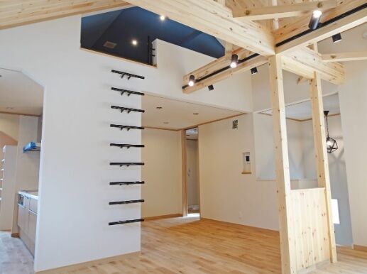 友和ホーム 【町田市】無垢材をふんだんに使ったログハウスのような自然素材の家の建築実例画像2