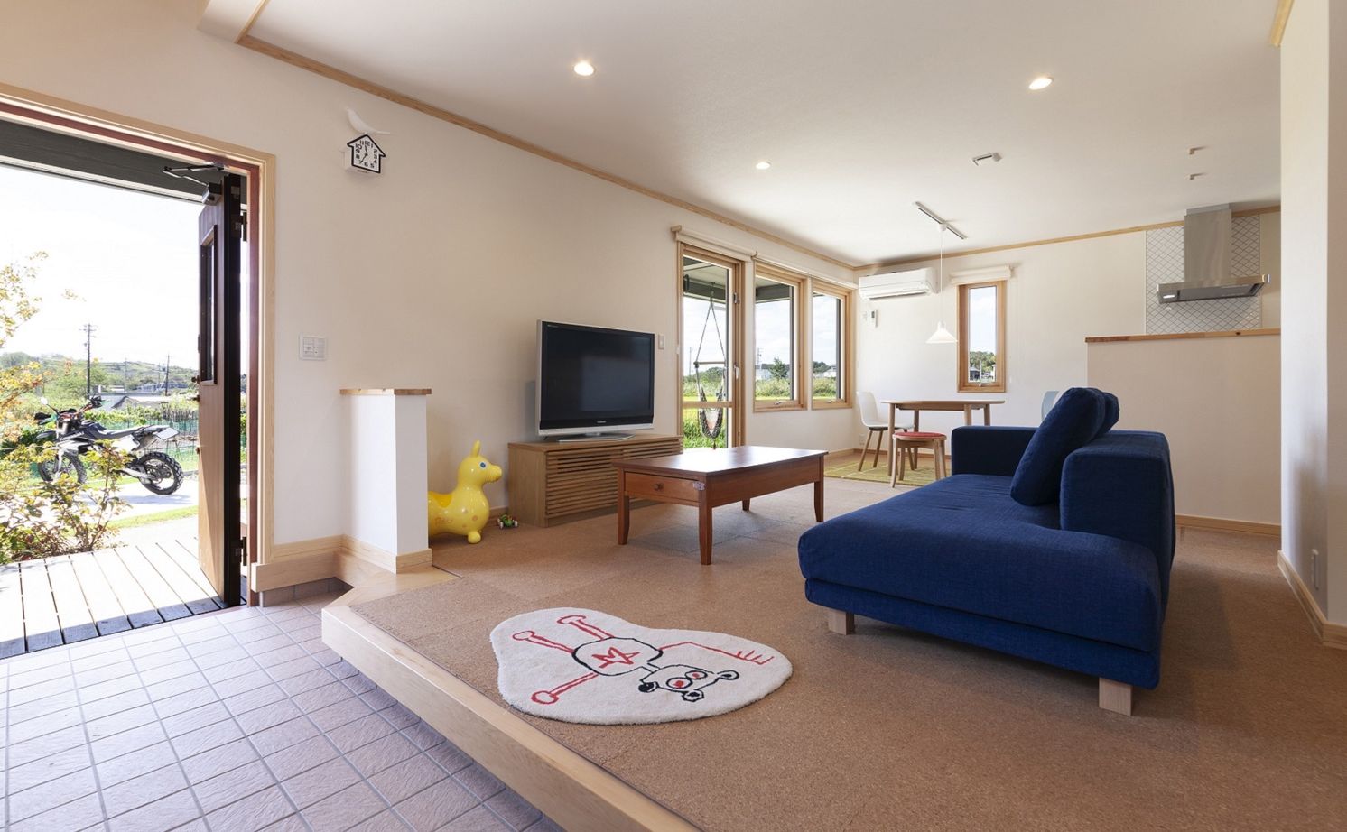 スウェーデンハウス ウッドデッキ、土間玄関、リビングが繋がる開放感いっぱいの家の建築実例画像2