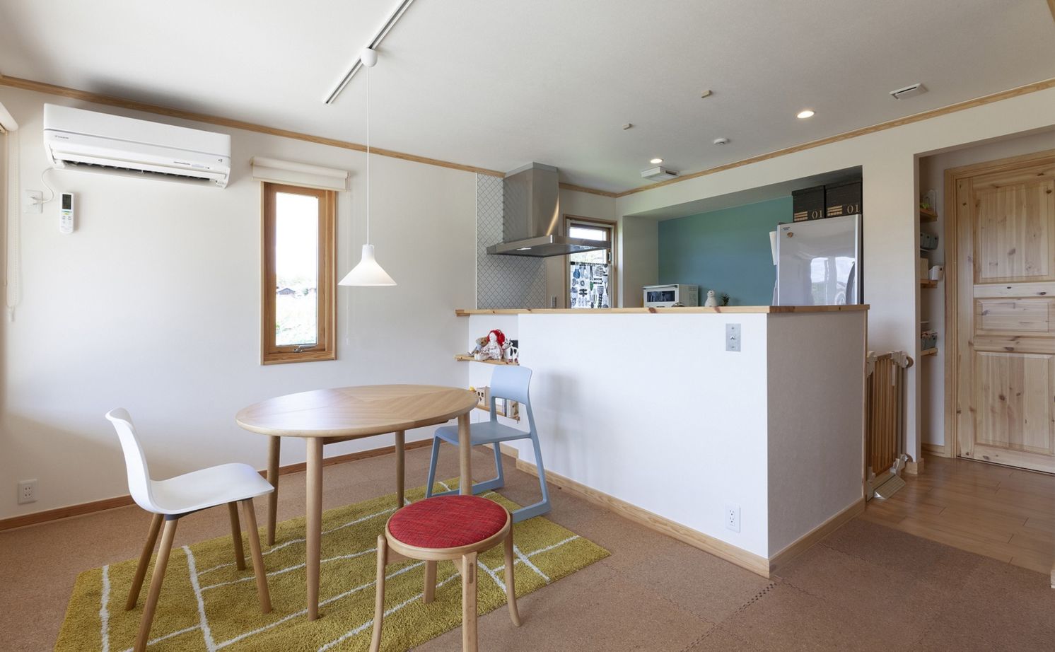 スウェーデンハウス ウッドデッキ、土間玄関、リビングが繋がる開放感いっぱいの家の建築実例画像4